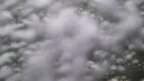 Bulles sous-marines sur une cascade de cours d'eau rapide. éclaboussures de rivière bulles 