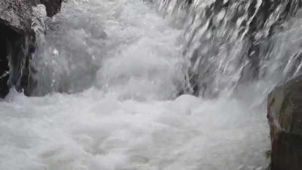 Podvodní Bubliny Rychlém Říčním Vodopádu Bubliny Šplouchání — Stock video