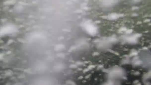 Bulles sous-marines sur une cascade de cours d'eau rapide. éclaboussures de rivière bulles 