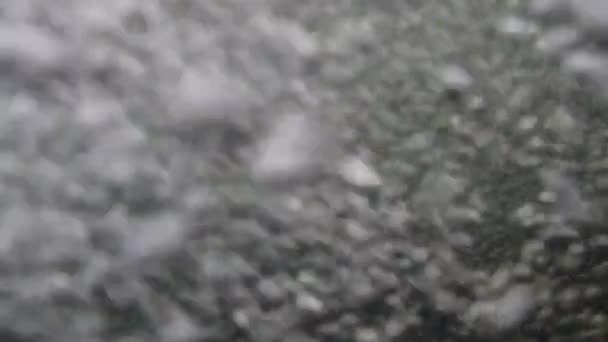 Bulles sous-marines sur une cascade de cours d'eau rapide. éclaboussures de rivière bulles 