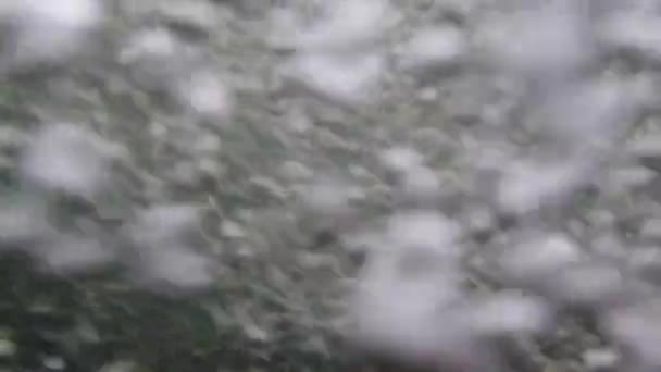 Podwodne Bąbelki Szybkim Wodospadzie Strumienia Rzeki Pęcherzyki Rozbryzgowe Rzeki — Wideo stockowe
