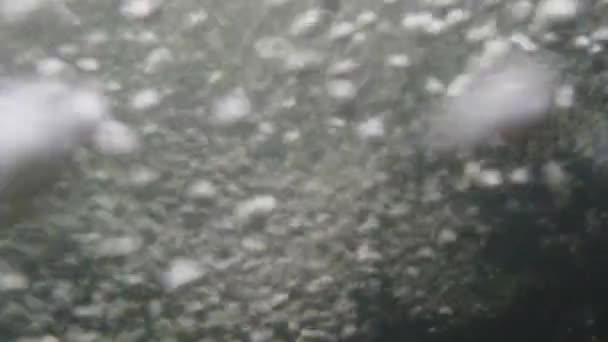 Bulles sous-marines sur une cascade de cours d'eau rapide. éclaboussures de rivière bulles 