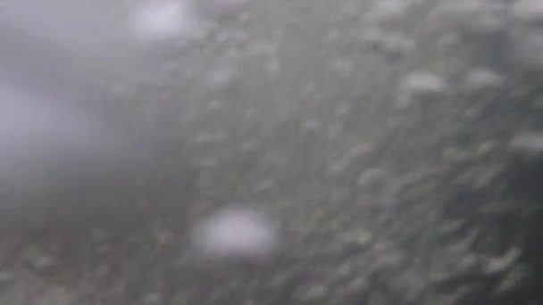 Bulles sous-marines sur une cascade de cours d'eau rapide. éclaboussures de rivière bulles 