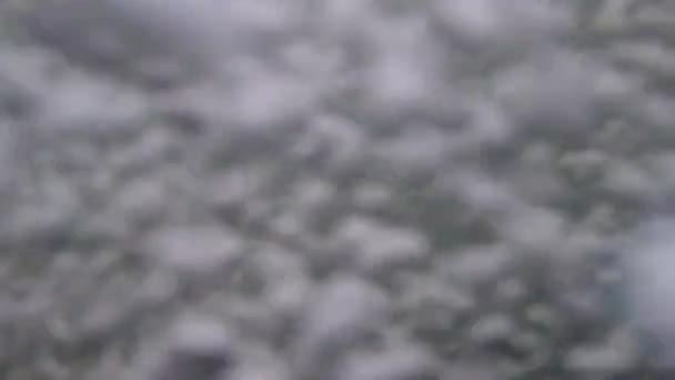 Bulles sous-marines sur une cascade de cours d'eau rapide. éclaboussures de rivière bulles 