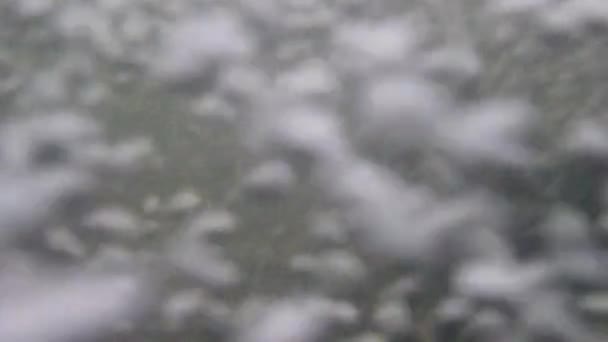 Bulles sous-marines sur une cascade de cours d'eau rapide. éclaboussures de rivière bulles 