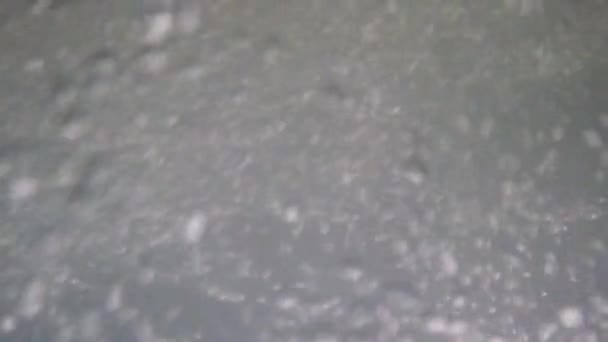 急流瀑布上的水下气泡 河水飞溅的气泡 — 图库视频影像