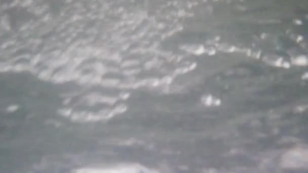 急流瀑布上的水下气泡 河水飞溅的气泡 — 图库视频影像