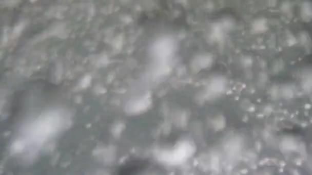 Podvodní Bubliny Rychlém Říčním Vodopádu Bubliny Šplouchání — Stock video