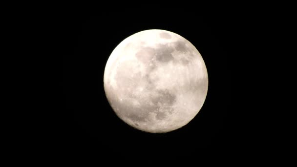 Pleine lune par nuit nuageuse. Nuages passant par la lune, prise de vue en temps réel .