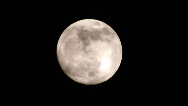 Pleine lune par nuit nuageuse. Nuages passant par la lune, prise de vue en temps réel .