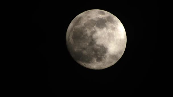Pleine lune par nuit nuageuse. Nuages passant par la lune, prise de vue en temps réel .