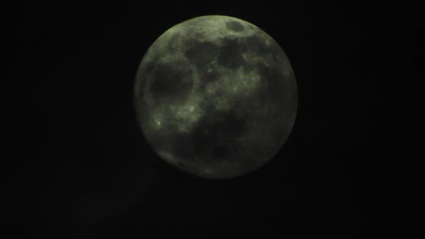 暗い曇りの夜に満月 雲が月を通り過ぎてリアルタイムで撃たれた — ストック動画