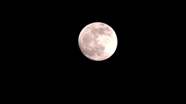 Pleine lune par nuit nuageuse. Nuages passant par la lune, prise de vue en temps réel .
