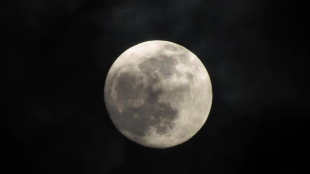 Pleine lune par nuit nuageuse. Nuages passant par la lune, tir en temps réel.Nuages passant par la lune la nuit. Pleine lune la nuit avec nuages en temps réel .