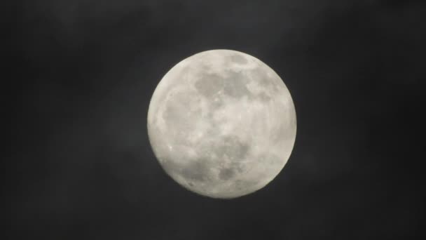 Luna Llena Noche Nublada Oscura Nubes Que Pasan Por Luna — Vídeo de stock