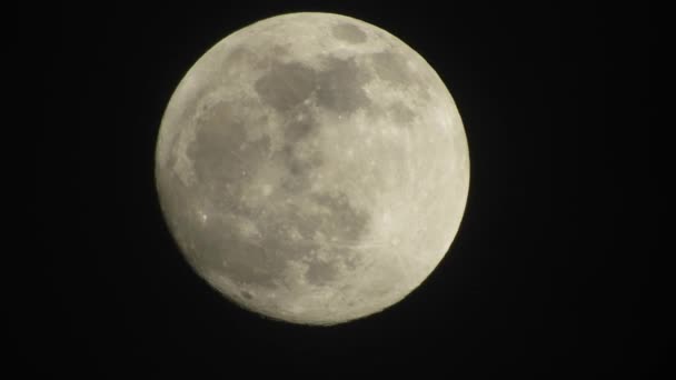 Luna Plina Noaptea Intunecata Nori Care Trec Lângă Lună Nori — Videoclip de stoc