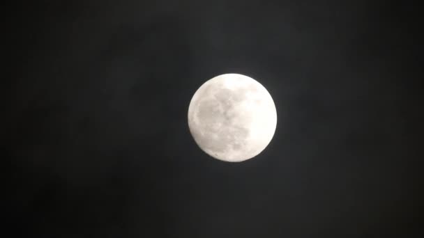 Luna Llena Noche Nublada Oscura Nubes Que Pasan Por Luna — Vídeo de stock