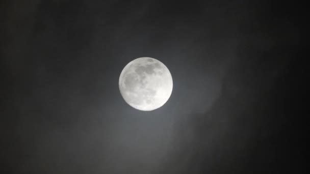 Luna Llena Noche Nublada Oscura Nubes Que Pasan Por Luna — Vídeo de stock