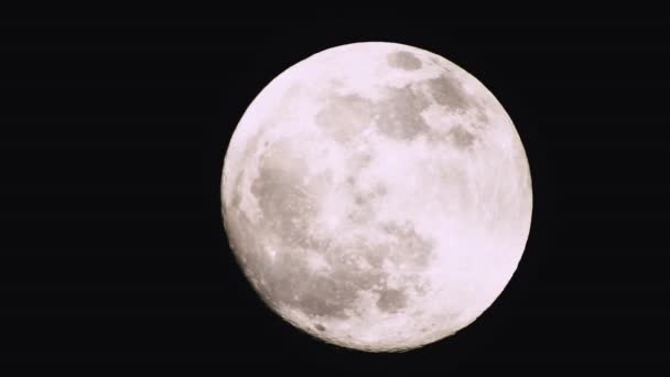 暗い曇りの夜に満月 月を通り過ぎる雲 リアルタイムのショット 夜に月を通り過ぎる雲 リアルタイムで雲と夜の満月 — ストック動画