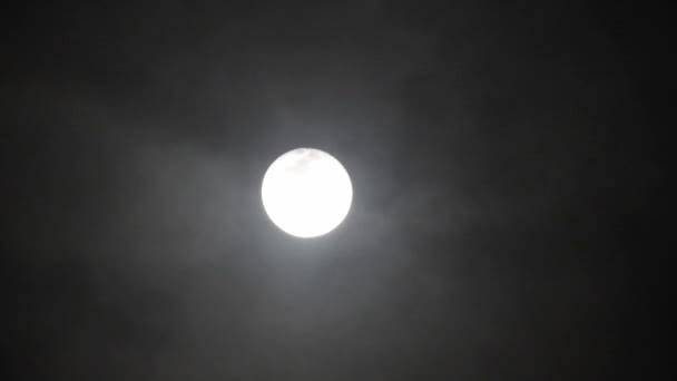 Lua Cheia Noite Escura Nublada Nuvens Passando Pela Lua Tiro — Vídeo de Stock