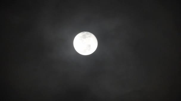 暗い曇りの夜に満月 月を通り過ぎる雲 リアルタイムのショット 夜に月を通り過ぎる雲 リアルタイムで雲と夜の満月 — ストック動画