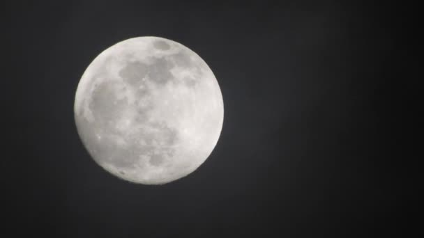 暗い曇りの夜に満月 月を通り過ぎる雲 リアルタイムのショット 夜に月を通り過ぎる雲 リアルタイムで雲と夜の満月 — ストック動画