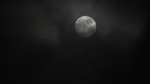 Luna Llena Noche Nublada Oscura Nubes Que Pasan Por Luna — Vídeo de stock