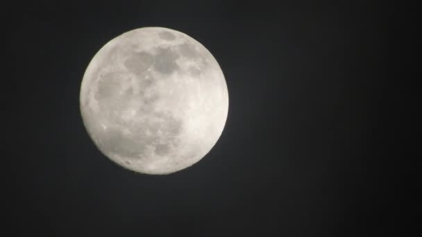 Pleine lune par nuit nuageuse. Nuages passant par la lune, tir en temps réel.Nuages passant par la lune la nuit. Pleine lune la nuit avec nuages en temps réel .