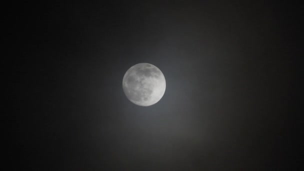 Pleine lune par nuit nuageuse. Nuages passant par la lune, tir en temps réel.Nuages passant par la lune la nuit. Pleine lune la nuit avec nuages en temps réel .