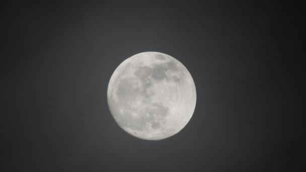 Lua Cheia Noite Escura Nublada Nuvens Passando Pela Lua Tiro — Vídeo de Stock