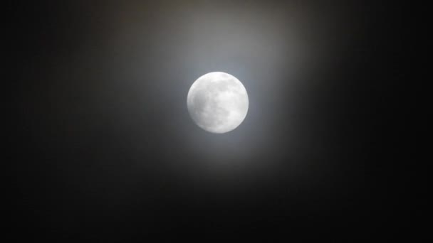 Pleine lune par nuit nuageuse. Nuages passant par la lune, tir en temps réel.Nuages passant par la lune la nuit. Pleine lune la nuit avec nuages en temps réel .