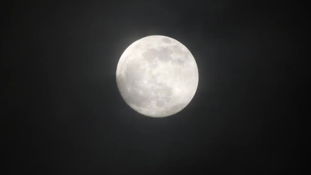 暗い曇りの夜に満月 月を通り過ぎる雲 リアルタイムのショット 夜に月を通り過ぎる雲 リアルタイムで雲と夜の満月 — ストック動画