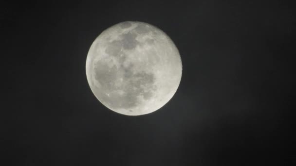 Pleine lune par nuit nuageuse. Nuages passant par la lune, tir en temps réel.Nuages passant par la lune la nuit. Pleine lune la nuit avec nuages en temps réel .