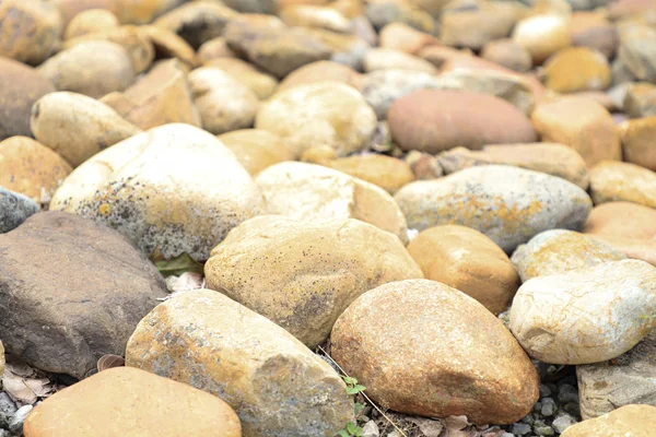 Primer Plano Enormes Piedras Sobre Grava Pequeña —  Fotos de Stock