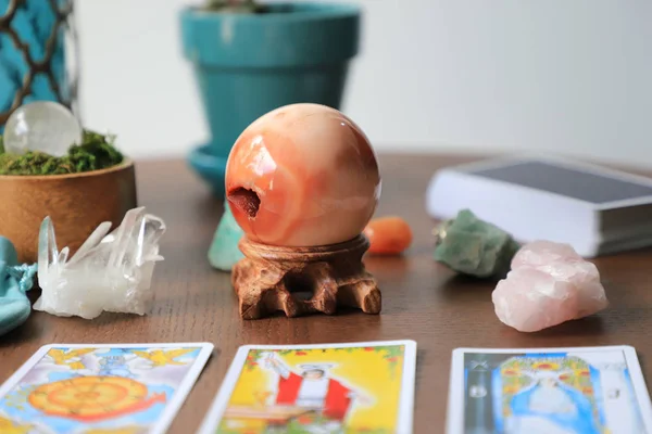 Tarotkaarten Worden Een Houten Tafel Gelegd Kristallen Staan Achtergrond Fortune — Stockfoto