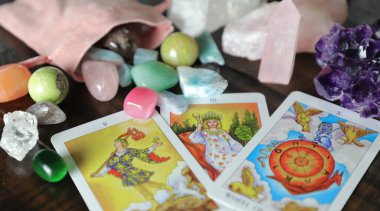 Miami mi? Florida mı? ABD. 27.05.2020 Tarot kartı. Esrarengiz natürmort. Tarot kartlarını, leke çubuğunu, kuru çiçekleri ve farklı kristalleri kapat. 