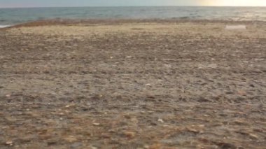 Eğitime başla, sahilde koş, denizin arka planında spor üniformalı bir kız koşmaya başla. Kumsalda eğitim kavramı, sabah egzersizleri, sağlıklı bir yaşam tarzı ve başlangıç. 