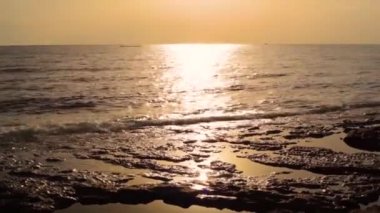 Gün batımı, deniz manzarası ve dalgalar, ay yürüyüşü. Romantik manzara konsepti, ekranda ekran koruyucu, yolda bir gece..