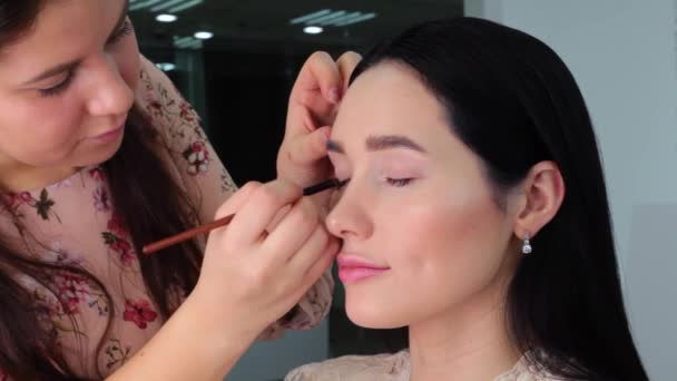 Maquillaje Artista Compone Los Ojos Modelo Pone Sombras Párpado Estudio — Vídeo de stock