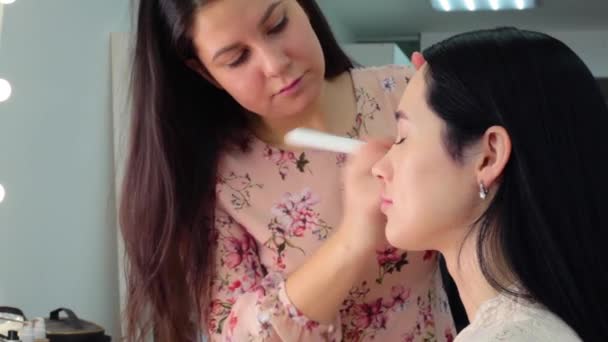 Maquillaje Artista Compone Los Ojos Modelo Pone Sombras Párpado Estudio — Vídeos de Stock