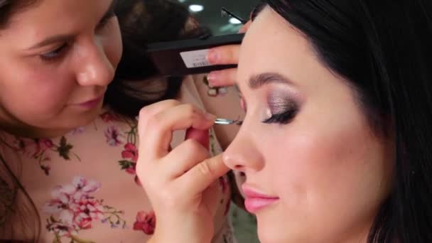 Make Artist Eller Lashmaker Gör Modells Makeup Lim Ögonfransar Skönhetssalong — Stockvideo