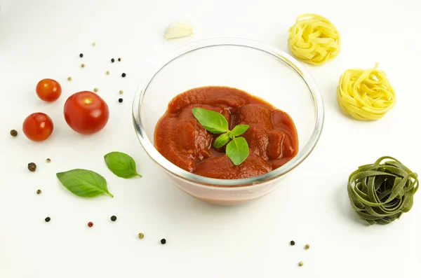 Rajčatová omáčka, tagliatelle a ingredience — Stock fotografie