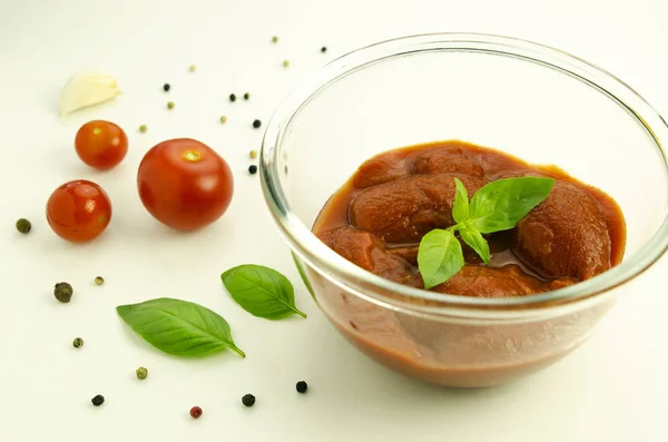 Salsa di pomodoro e ingredienti — Foto Stock