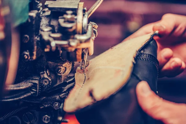 Manos cosiendo una parte del zapato en una fábrica de zapatos — Foto de Stock