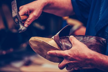 Ayakkabıcı insanlar için rahat el yapımı ayakkabılar yapıyor.