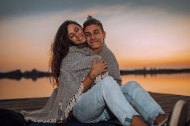 Genç çiftin nehir kenarında romantik bir randevusu var.