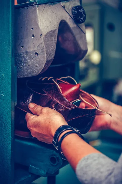 Zapatero experimentado usando una máquina especial para poner zapatos — Foto de Stock