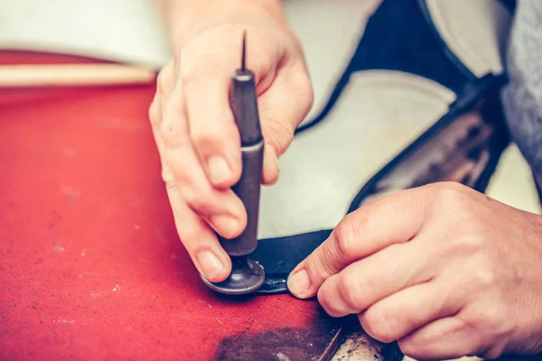 Zapatero masculino que trabaja con cuero utilizando herramientas de elaboración — Foto de Stock