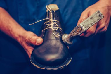 Ayakkabıcı insanlar için rahat el yapımı ayakkabılar yapıyor.