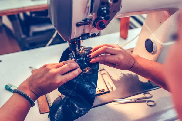 Manos de una costurera experimentada cosiendo una parte del zapato — Foto de Stock